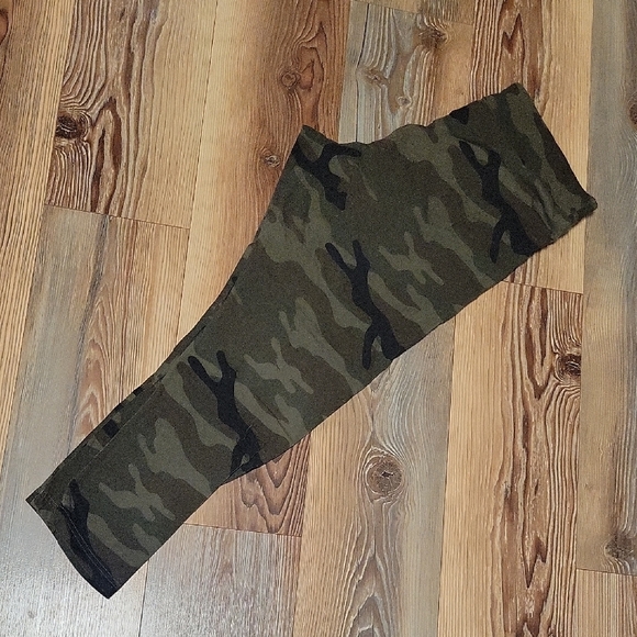 Time and Tru Pants - Time and Tru Green Camo Women's Leggings